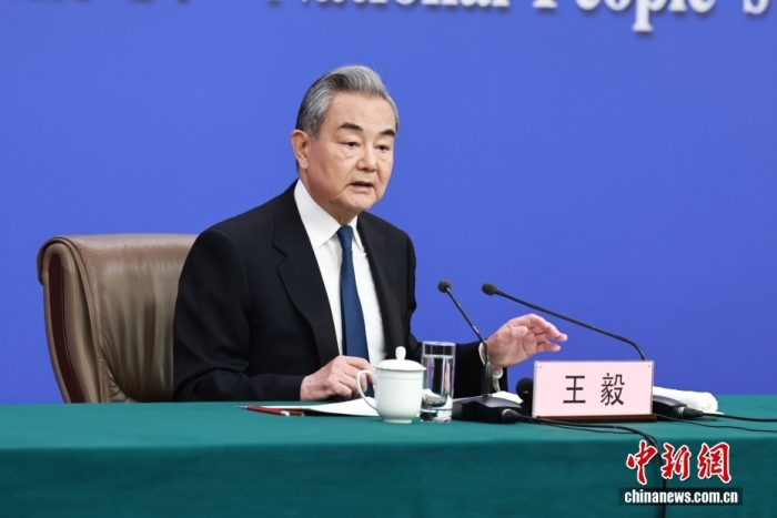 3月8日上昼10时，104届齐邦人年夜4次聚会正在梅天亚要旨消息宣告厅举办记者会，恭请中同中心政事局委员、中接部少王毅便“华夏中接策略战对于中联系”相干题目归问中中记者发问。中新社记者 蒋开亮 摄
